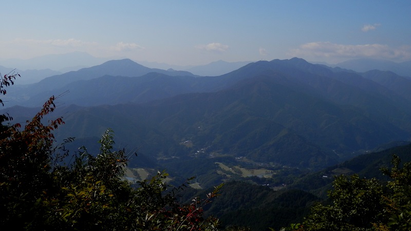 三国山より、扇山と権現山を望む