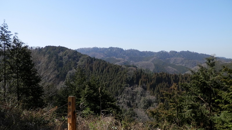 草戸峠より望む高尾山