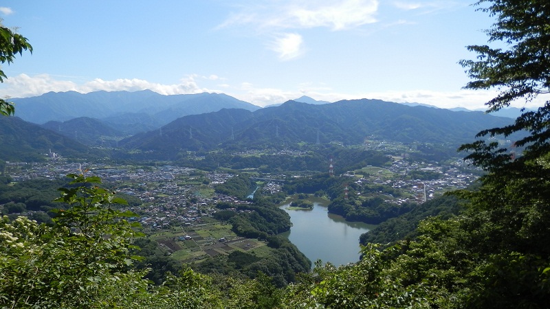 展望地より、丹沢山塊と津久井湖を望む