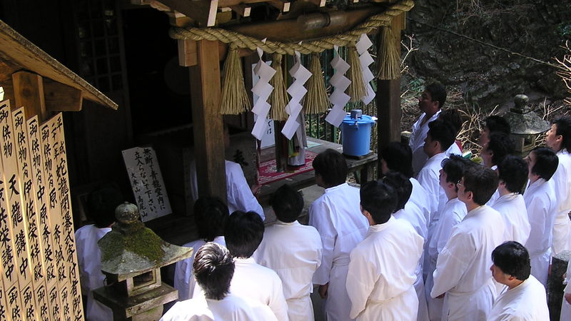 社員研修だろうか、高尾山蛇瀧水行道場