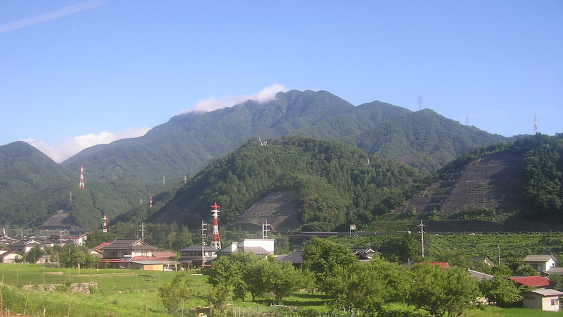 山頂部にいくつもの峰を持つ滝子山