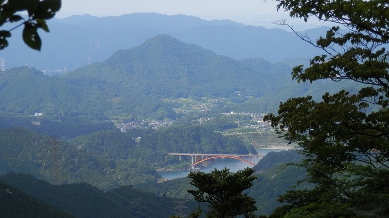 金冷シより、宮が瀬湖を望む