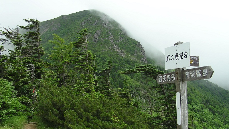 ガスの切れ目に姿を現わした西天狗