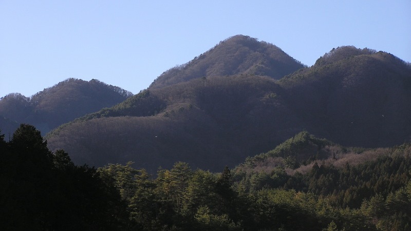 鶴が翼を広げたような姿の鶴ヶ鳥屋山