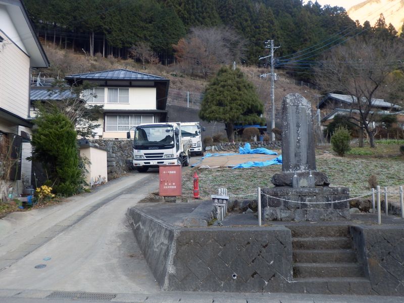 ダンプカーが登山口を完全に塞いでいた
