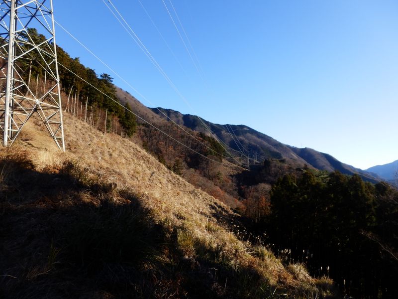 送電鉄塔下より、巌道峠方面