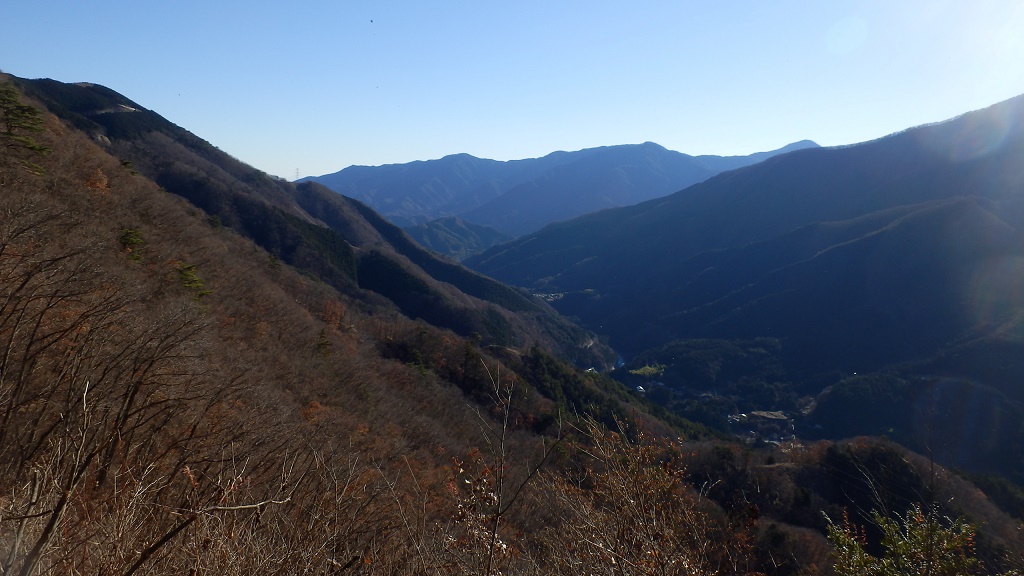 丹沢主脈と道志みちを望む