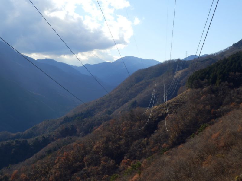 送電鉄塔下より西方を望む