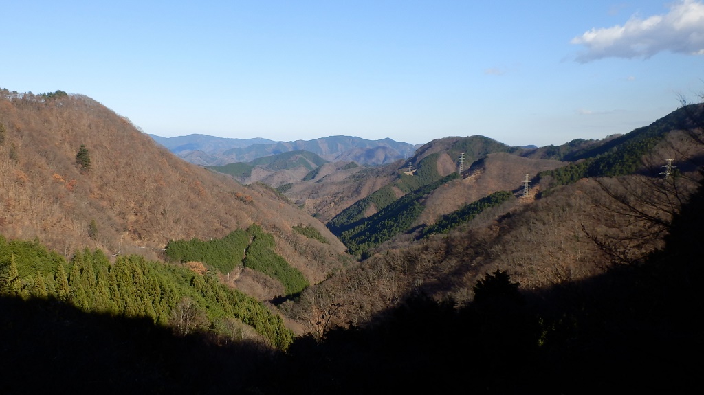 巌道峠から安寺沢への下り道で見たパノラマ