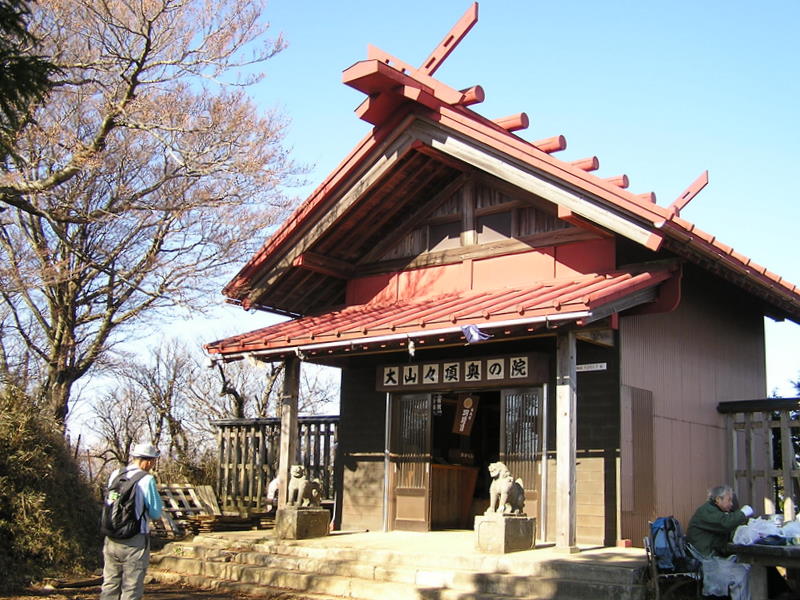 質素な風情の大山山頂奥の院