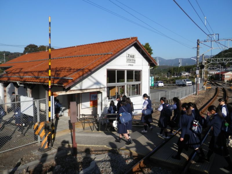 JR足柄駅では、ホームから駅舎へ線路を横断する