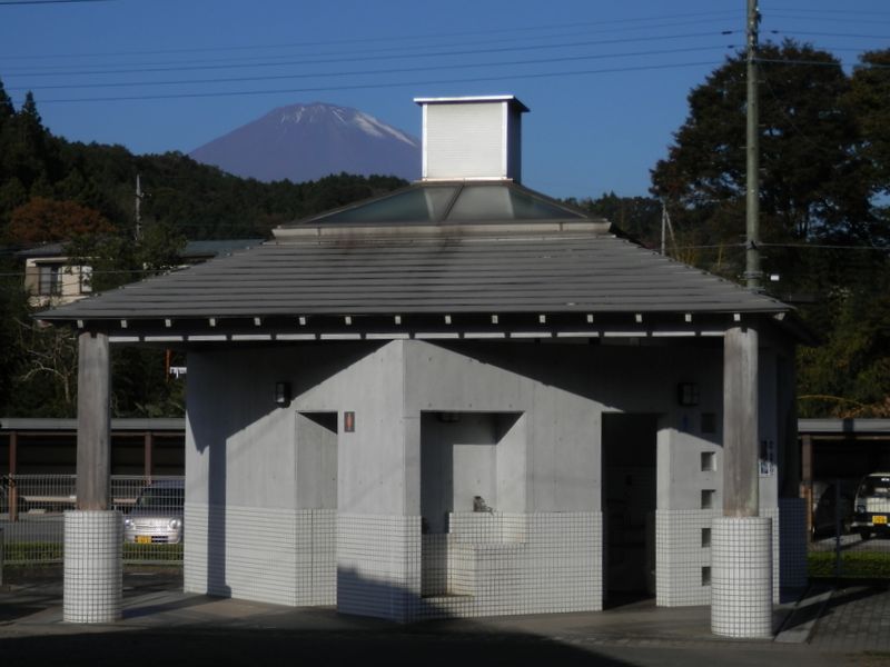 駅舎の外にきれいなトイレ
