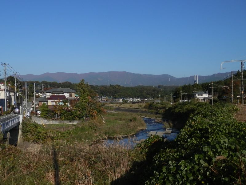 三国山稜と鮎沢川を望む