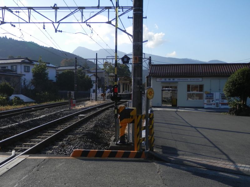 駅前の踏切を渡って、真っ直ぐ進む