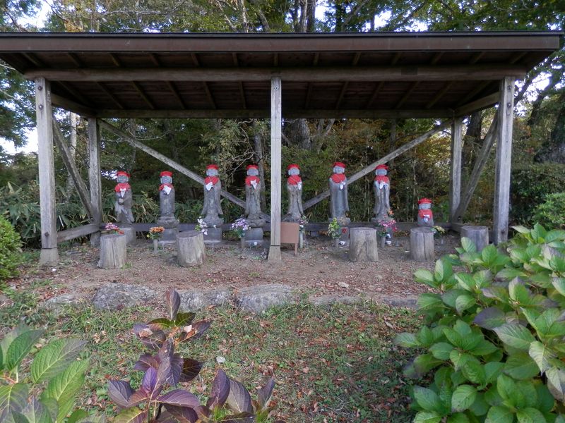 県道86号わきに、八体地蔵