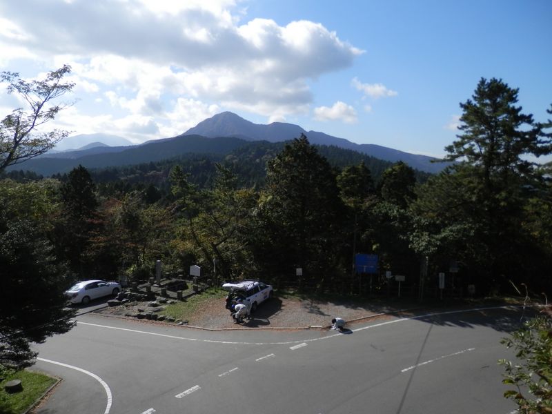 木橋より足柄峠を見下ろす