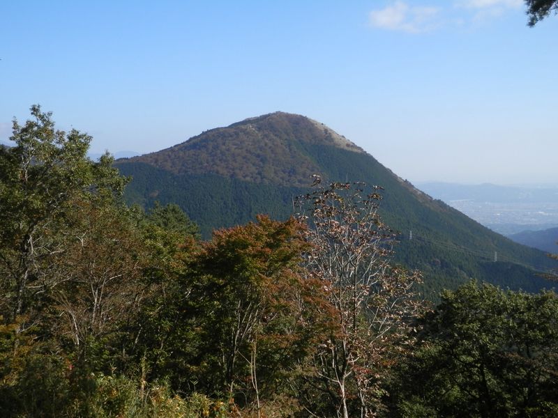 足柄明神前より、矢倉岳を望む