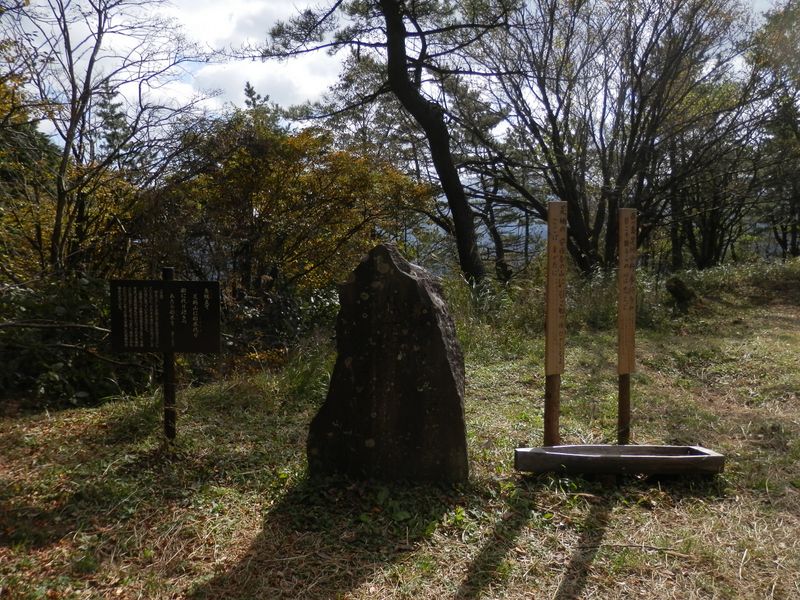 万葉広場奥の歌碑と木船