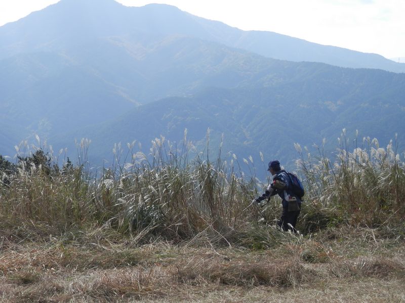矢倉岳 -- 草を刈る作業員