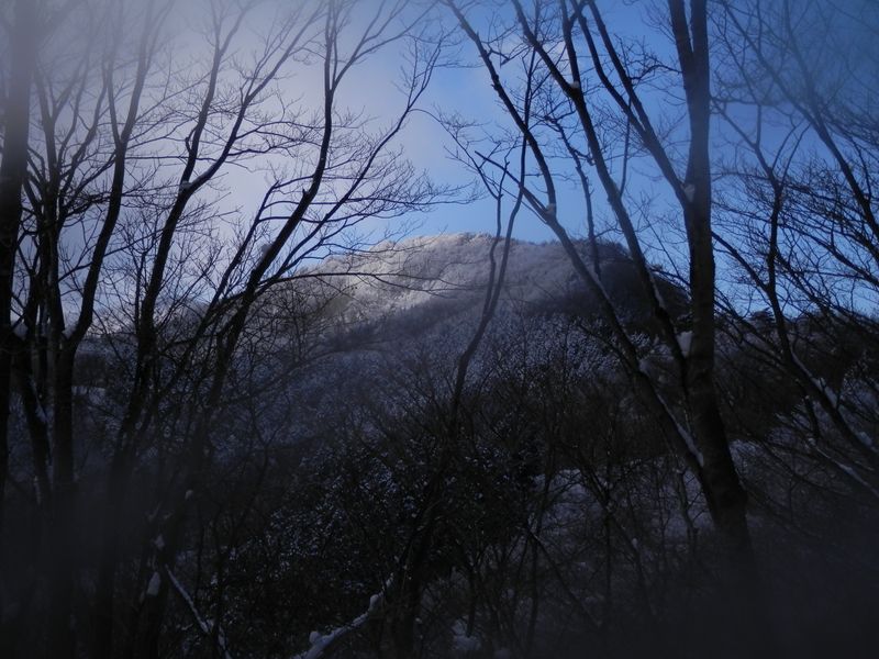 姫次を望む。カメラのレンズが曇り始めた