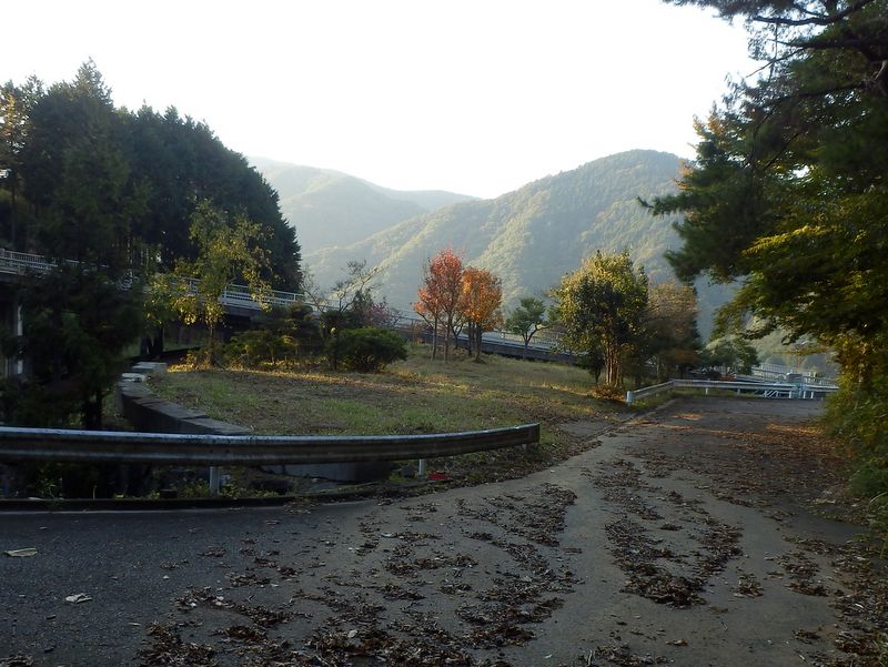 平丸橋に下り立つ