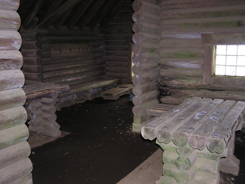 ヨモギ平・三ノ塔 -- 三ノ塔休憩所内部