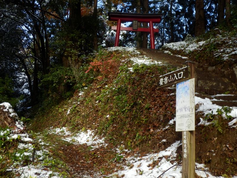 山神社を右に見る