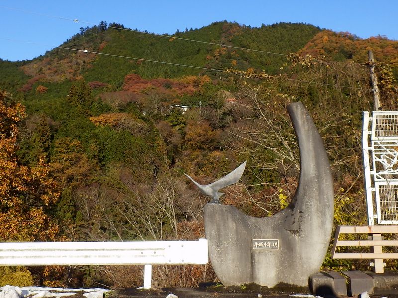 鏡渡橋のハクチョウ、またはツル