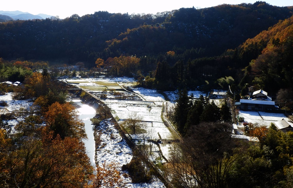 鏡渡橋より、鶴川を見下ろす