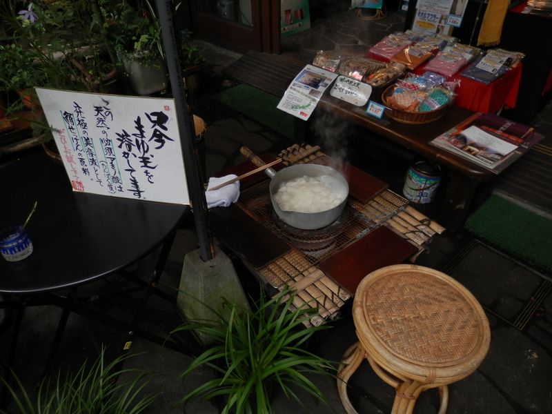 まゆ玉を煮ていた