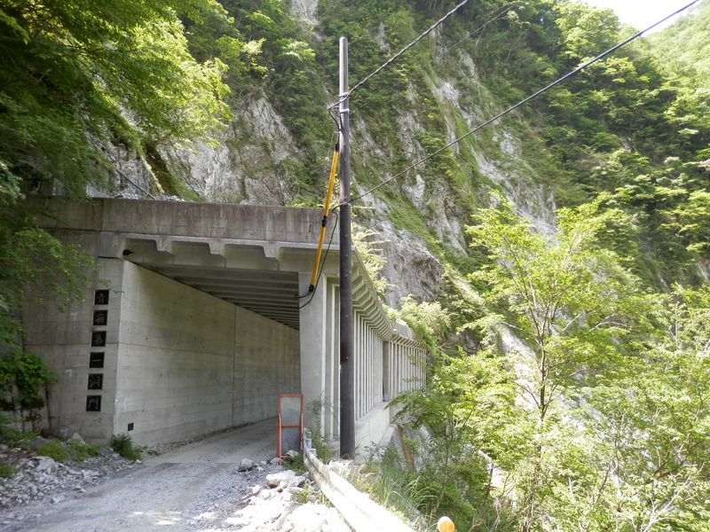 青崩第一洞門の上が仏岩だろうか？