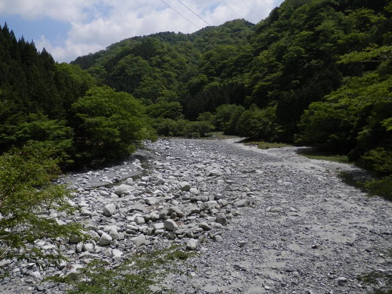 正面右奥から下りる道がある
