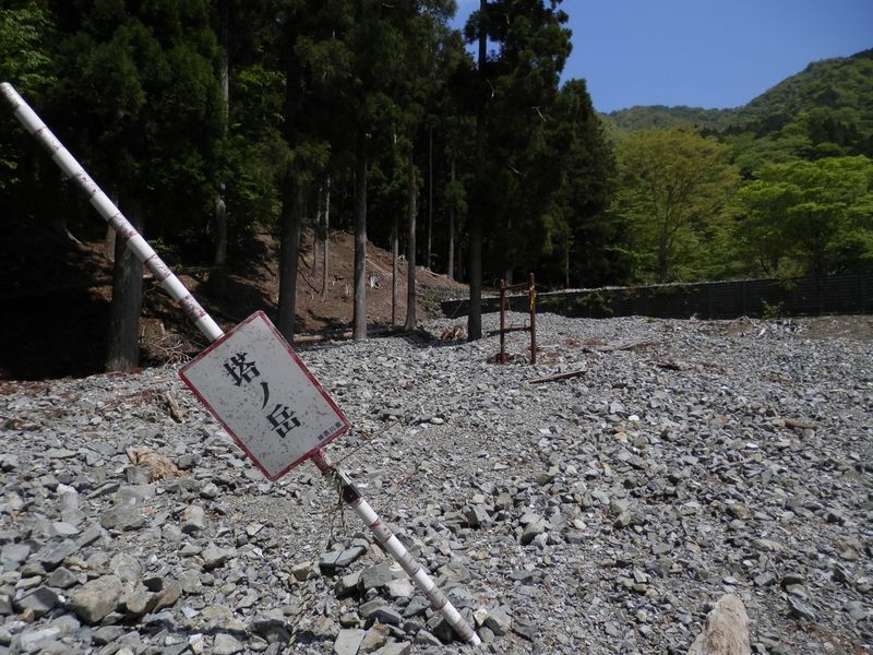 鍋割沢右岸の、塔ノ岳登山道への目印