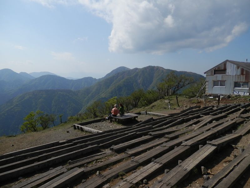 塔ノ岳山頂より、蛭ヶ岳と丹沢主稜を望む