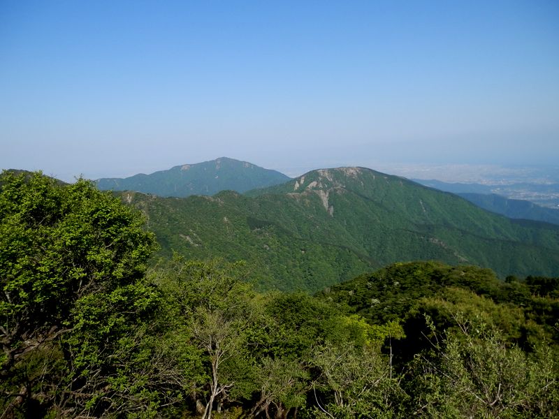 花立より、大山と三ノ塔を望む