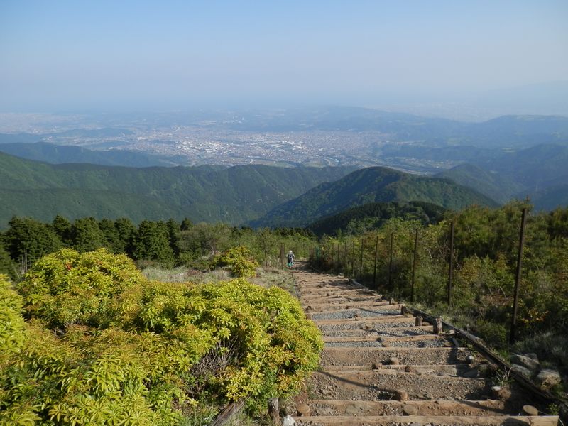 花立山荘直下より、相模湾を望む