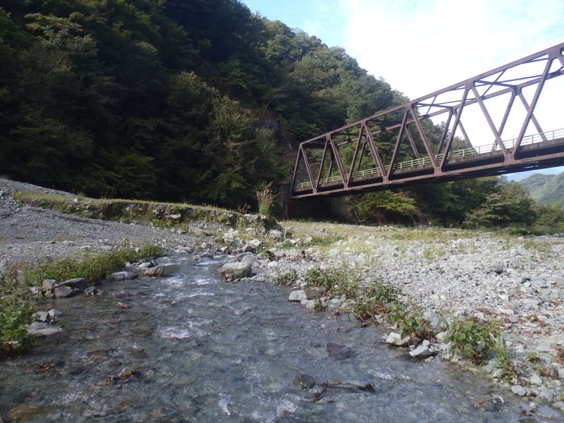 小菅沢に下りる