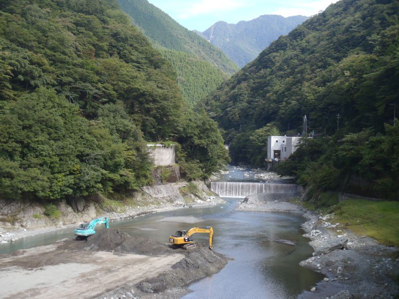 玄倉川は浚渫工事中