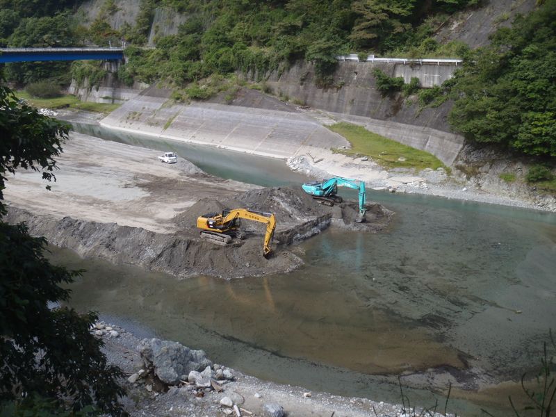玄倉川中洲の浚渫現場