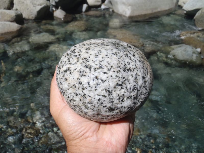 まん丸な石