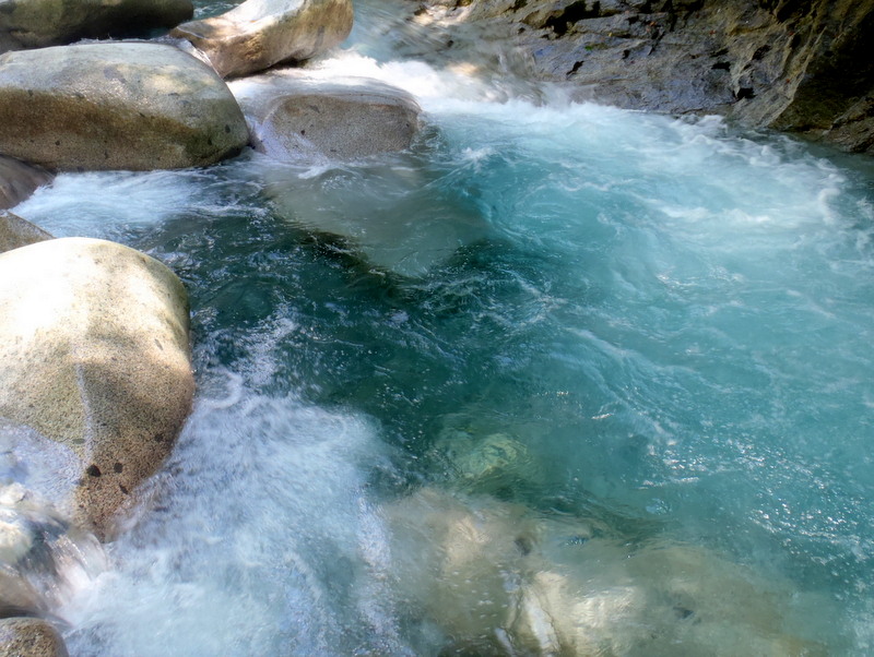 青い水にズームイン
