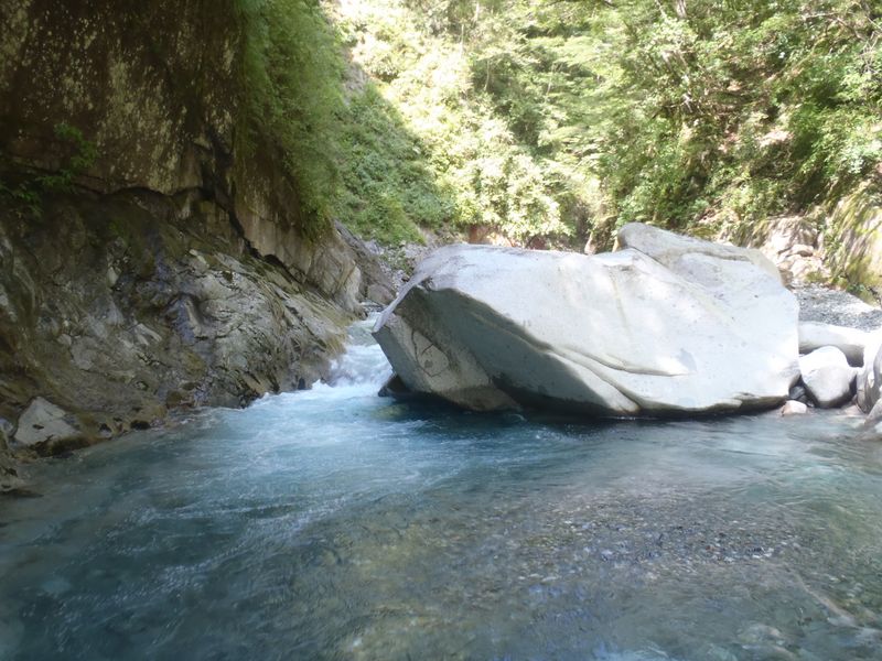 昼食を取った岩
