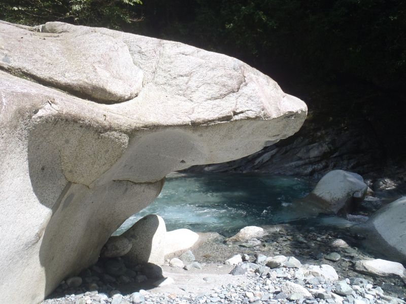 下流側が削られた岩